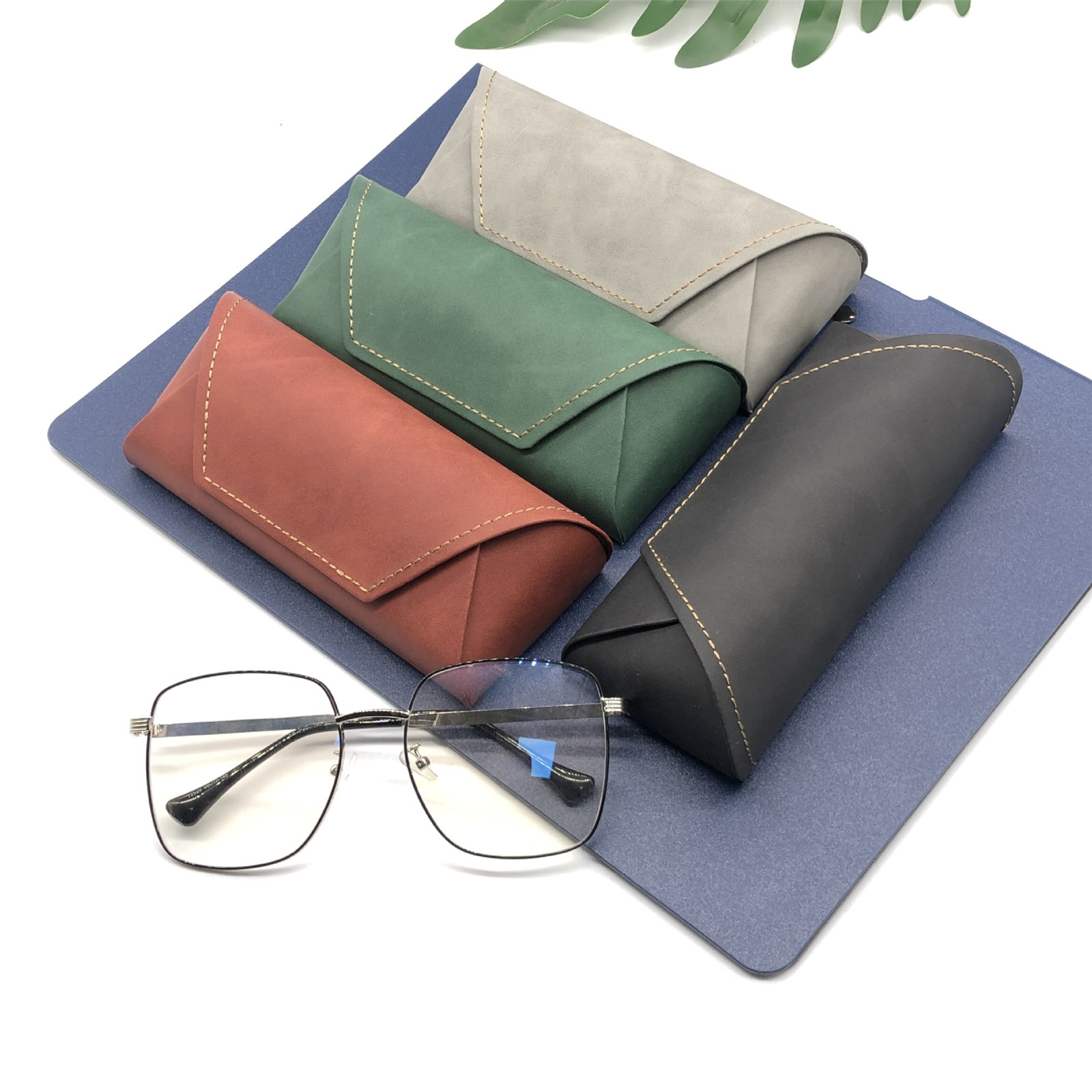 Travel Accessories Ideas - حافظة نظارات من البولي يوريثان والمعدن،