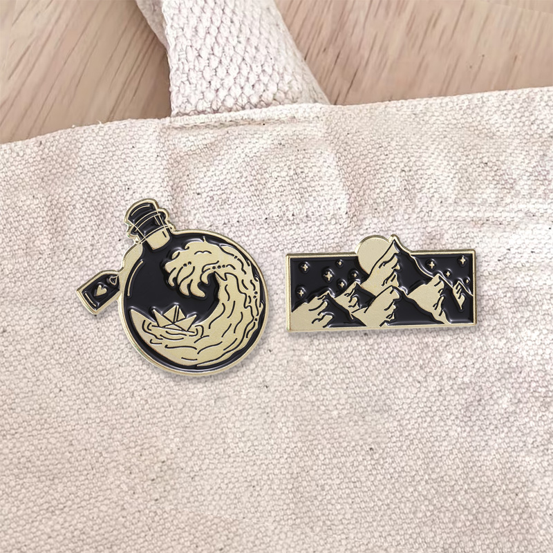 Travel Accessories Jewelry - شارة معدنية مطلية بالمينا بتصميم زجاجة