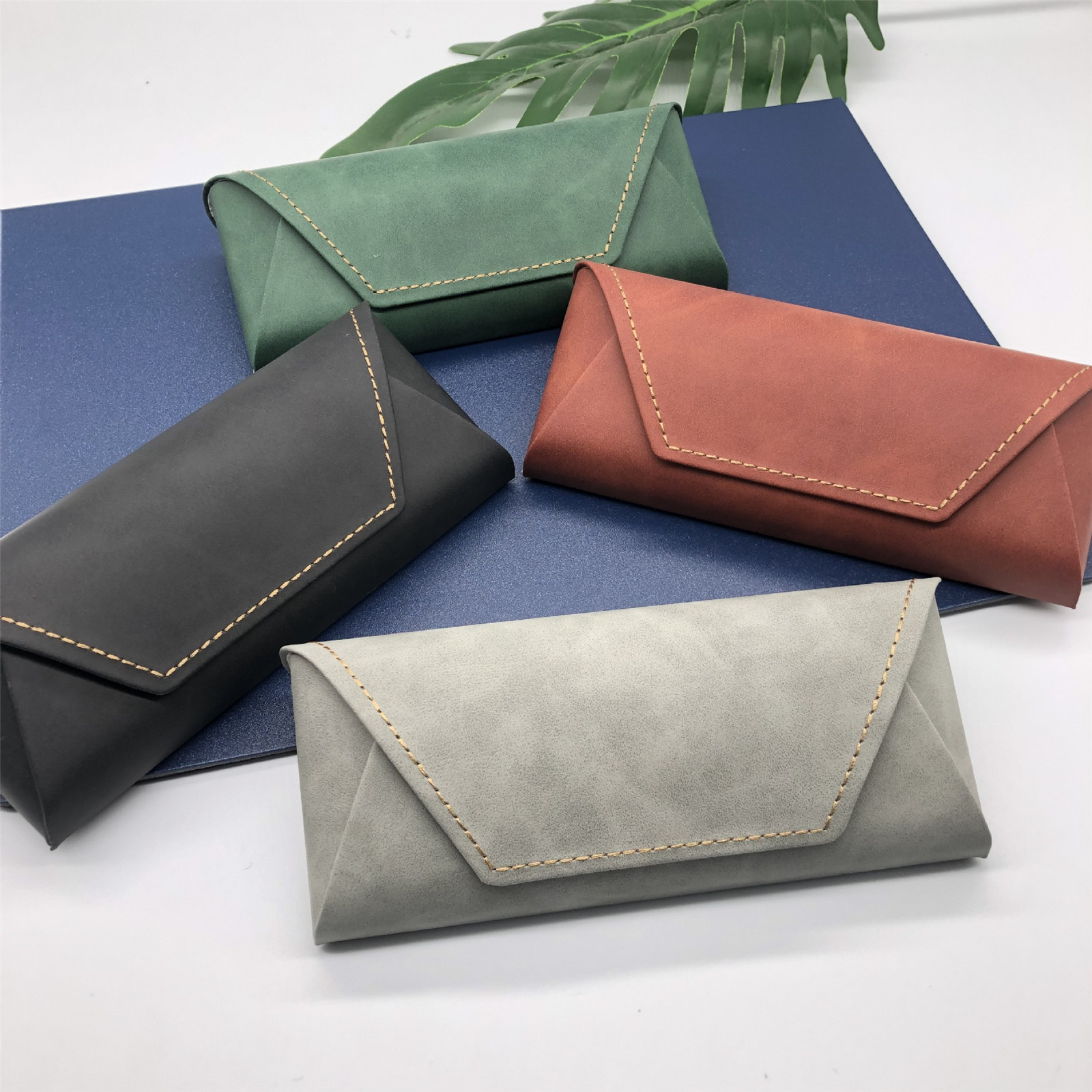 حافظة نظارات من البولي يوريثان - مراجعة Travel Accessories Ideas وسعره